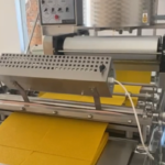 Cum sunt fabricați fagurii artificiali din ceară naturală pentru albine? 🐝🍯